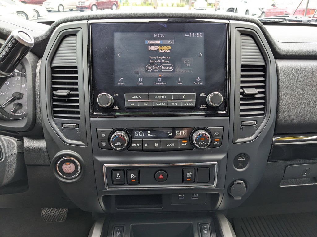 Nissan Titan Vehicle Full-screen Gallery Image 18