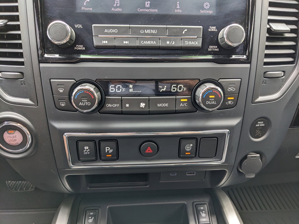 Nissan Titan Vehicle Full-screen Gallery Image 20