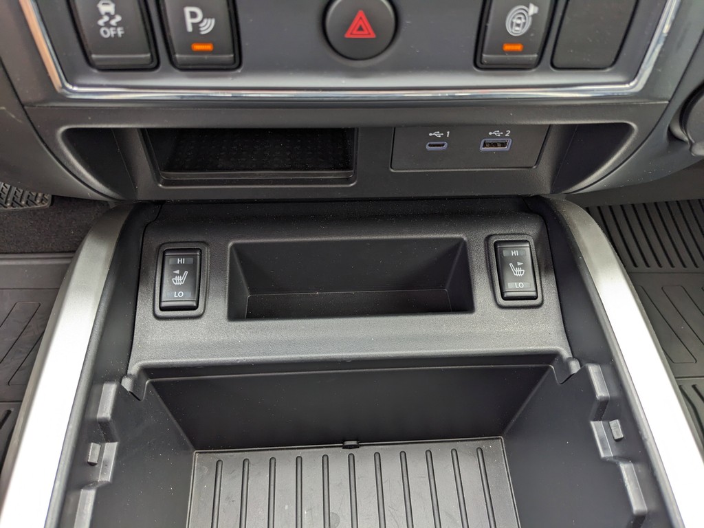 Nissan Titan Vehicle Full-screen Gallery Image 21