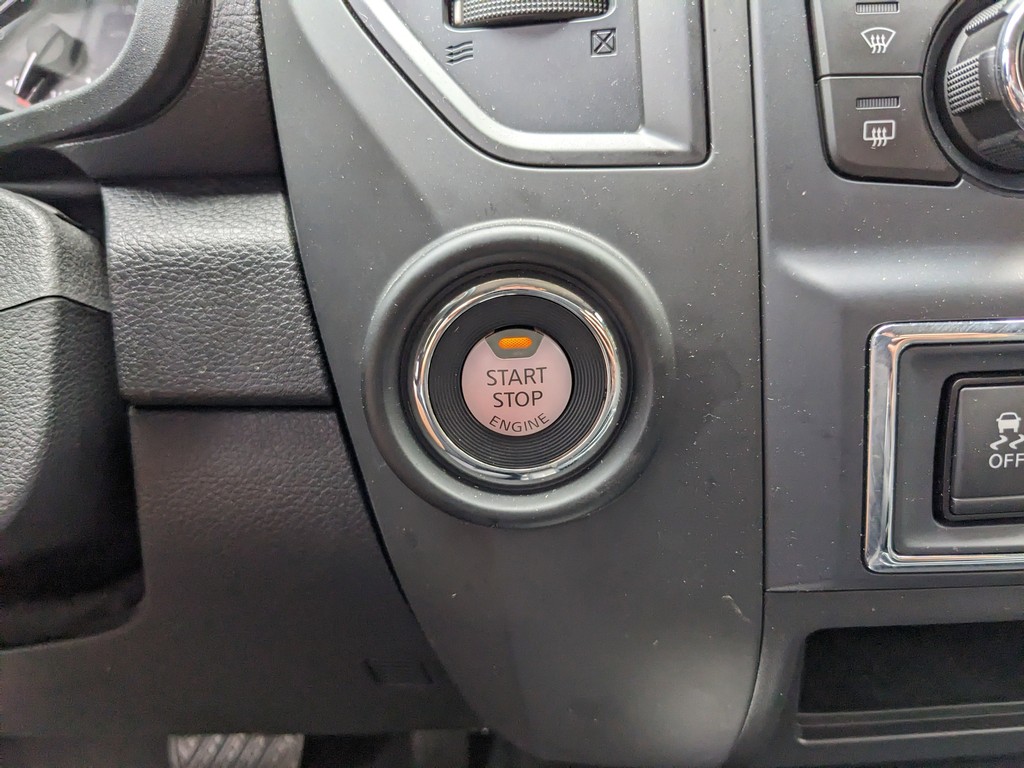 Nissan Titan Vehicle Full-screen Gallery Image 22