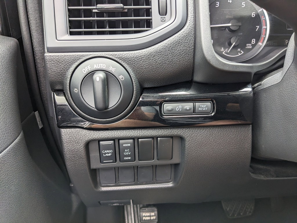 Nissan Titan Vehicle Full-screen Gallery Image 23