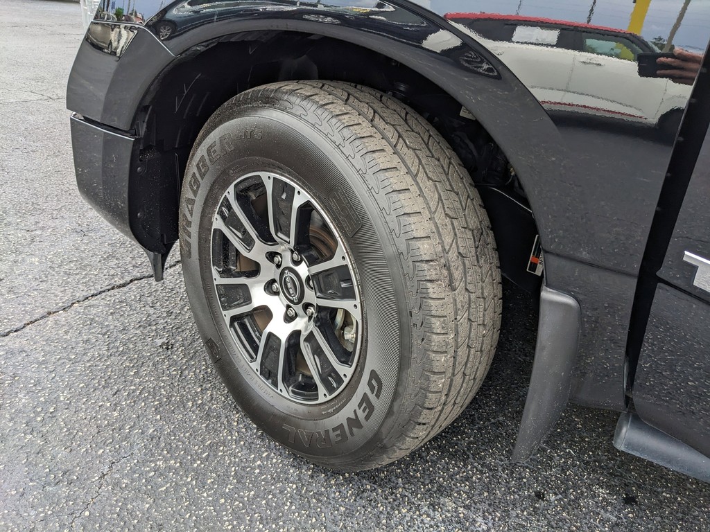 Nissan Titan Vehicle Full-screen Gallery Image 30