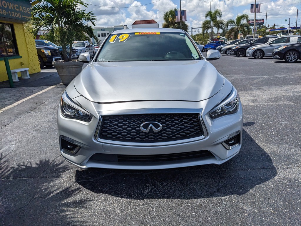 INFINITI Q50 Vehicle Full-screen Gallery Image 05