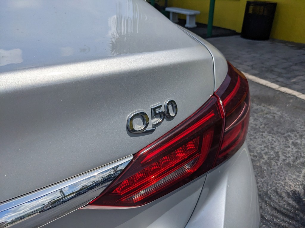 INFINITI Q50 Vehicle Full-screen Gallery Image 08