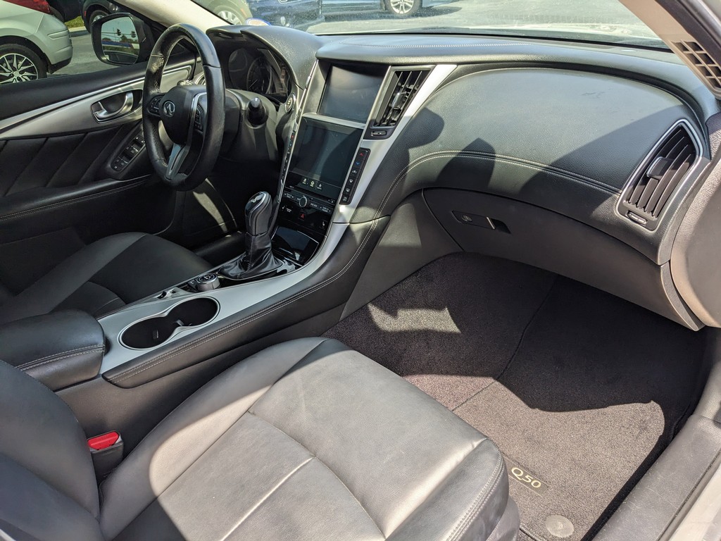 INFINITI Q50 Vehicle Full-screen Gallery Image 09