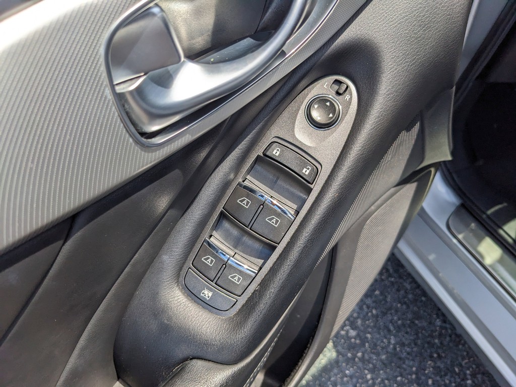 INFINITI Q50 Vehicle Full-screen Gallery Image 15