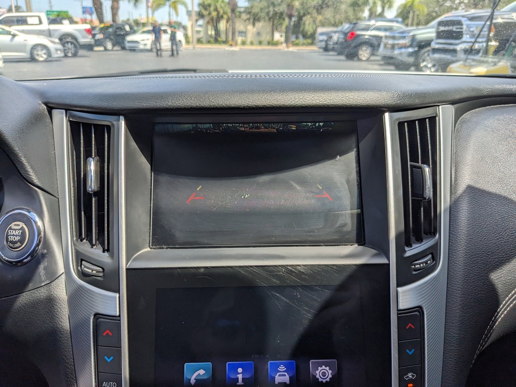 INFINITI Q50 Vehicle Full-screen Gallery Image 19