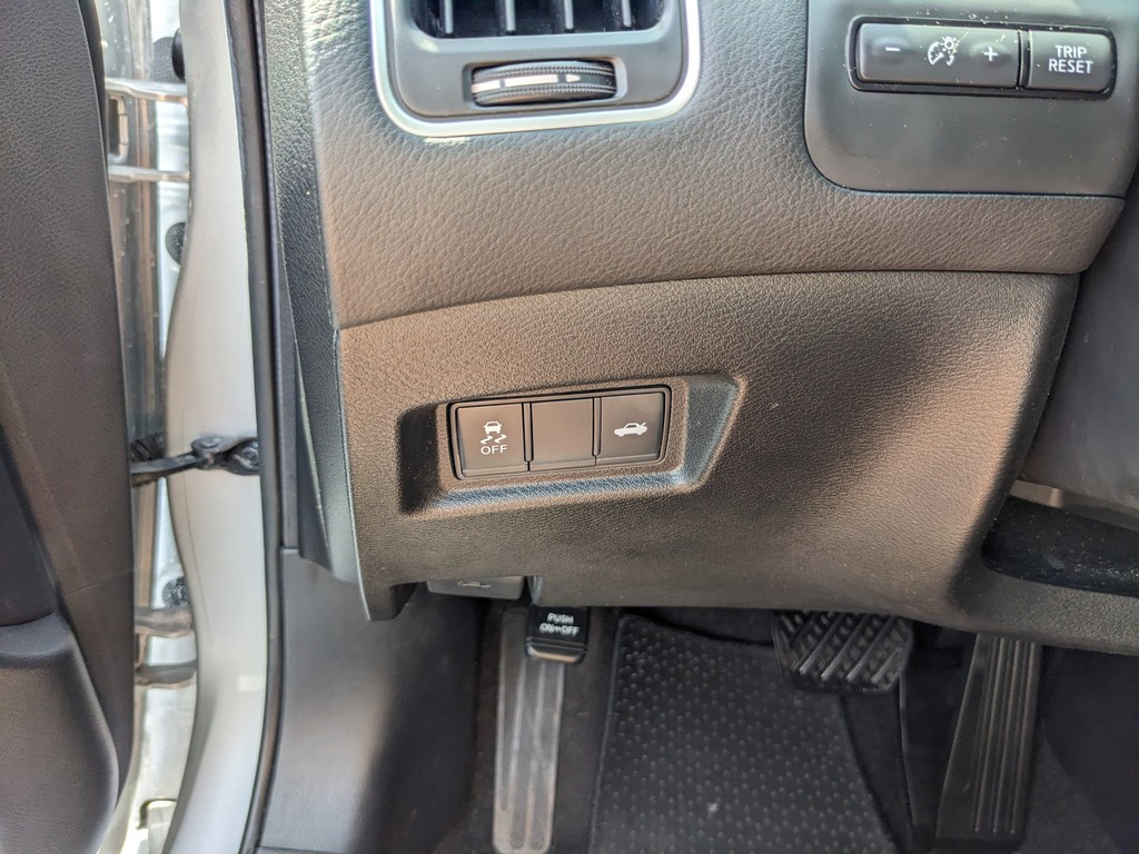 INFINITI Q50 Vehicle Full-screen Gallery Image 22