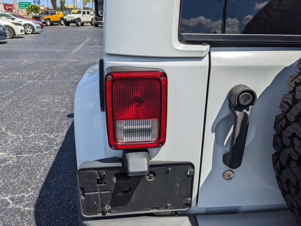 Jeep Wrangler Vehicle Full-screen Gallery Image 07