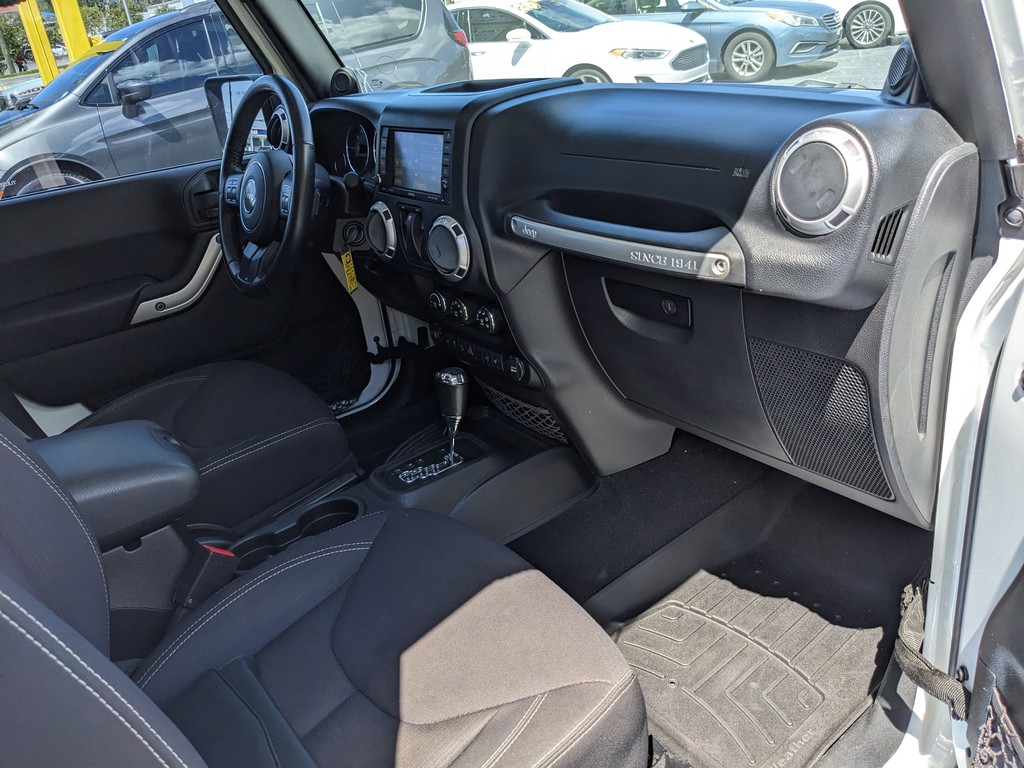 Jeep Wrangler Vehicle Full-screen Gallery Image 08