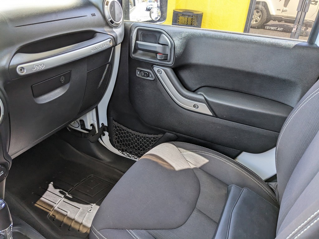 Jeep Wrangler Vehicle Full-screen Gallery Image 12