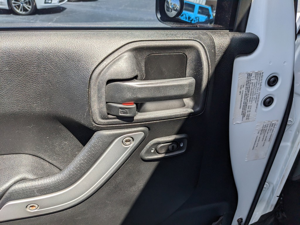 Jeep Wrangler Vehicle Full-screen Gallery Image 13