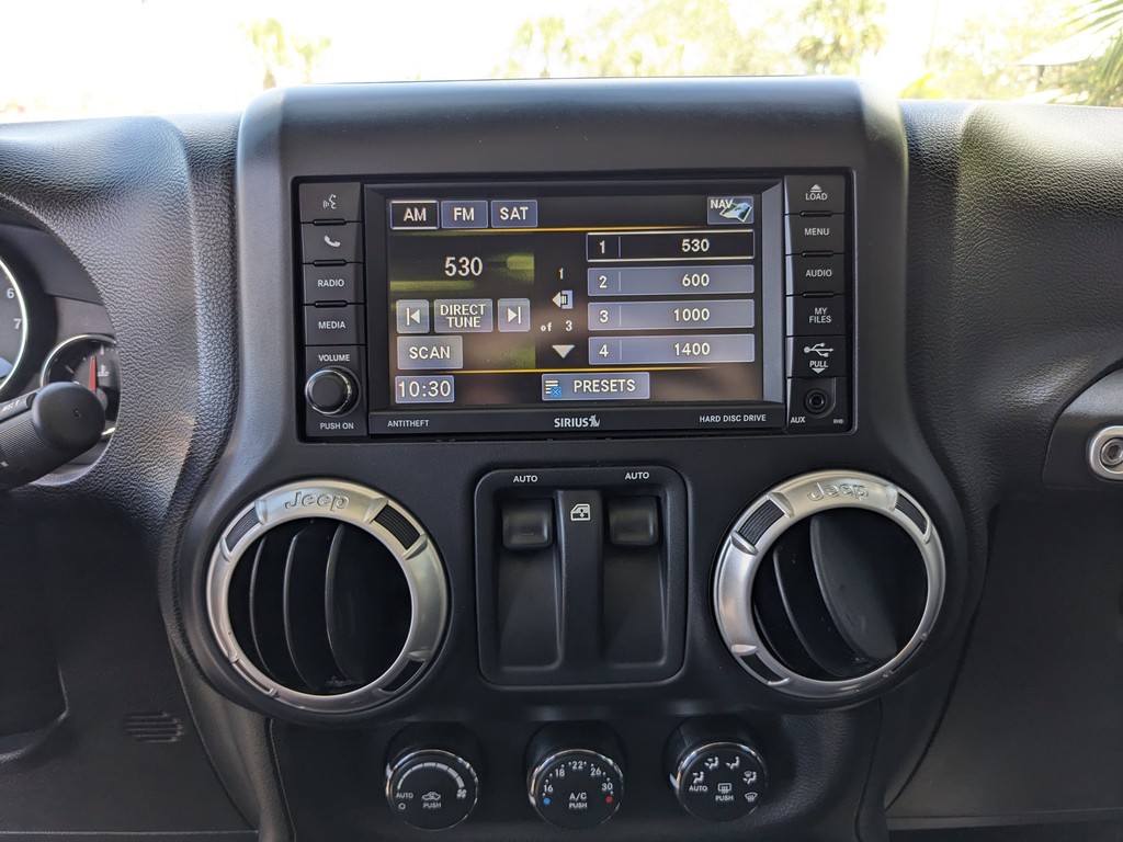 Jeep Wrangler Vehicle Full-screen Gallery Image 16