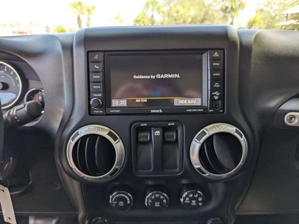 Jeep Wrangler Vehicle Full-screen Gallery Image 17
