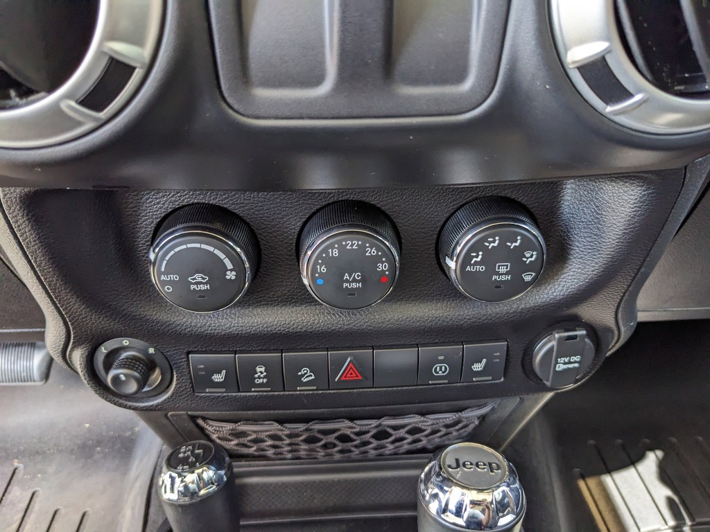 Jeep Wrangler Vehicle Full-screen Gallery Image 18