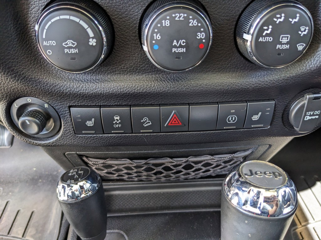 Jeep Wrangler Vehicle Full-screen Gallery Image 19