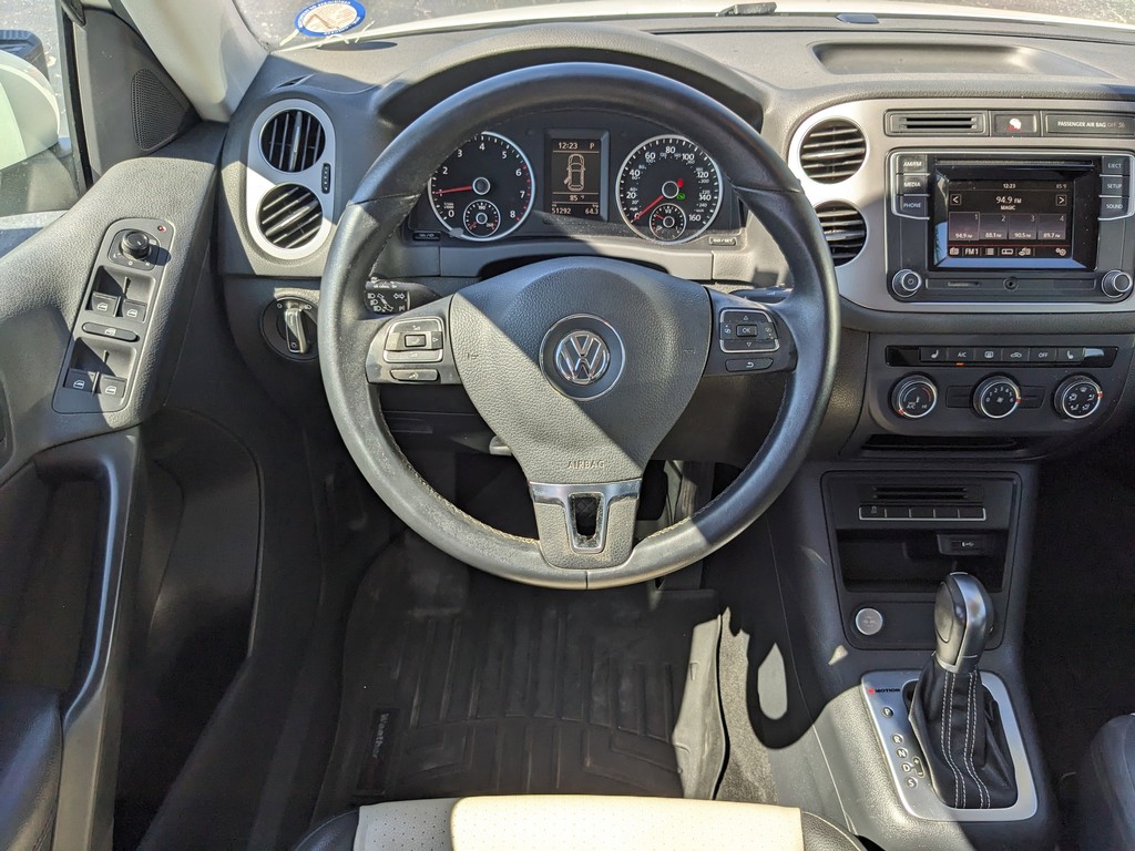 Volkswagen Tiguan Vehicle Full-screen Gallery Image 11