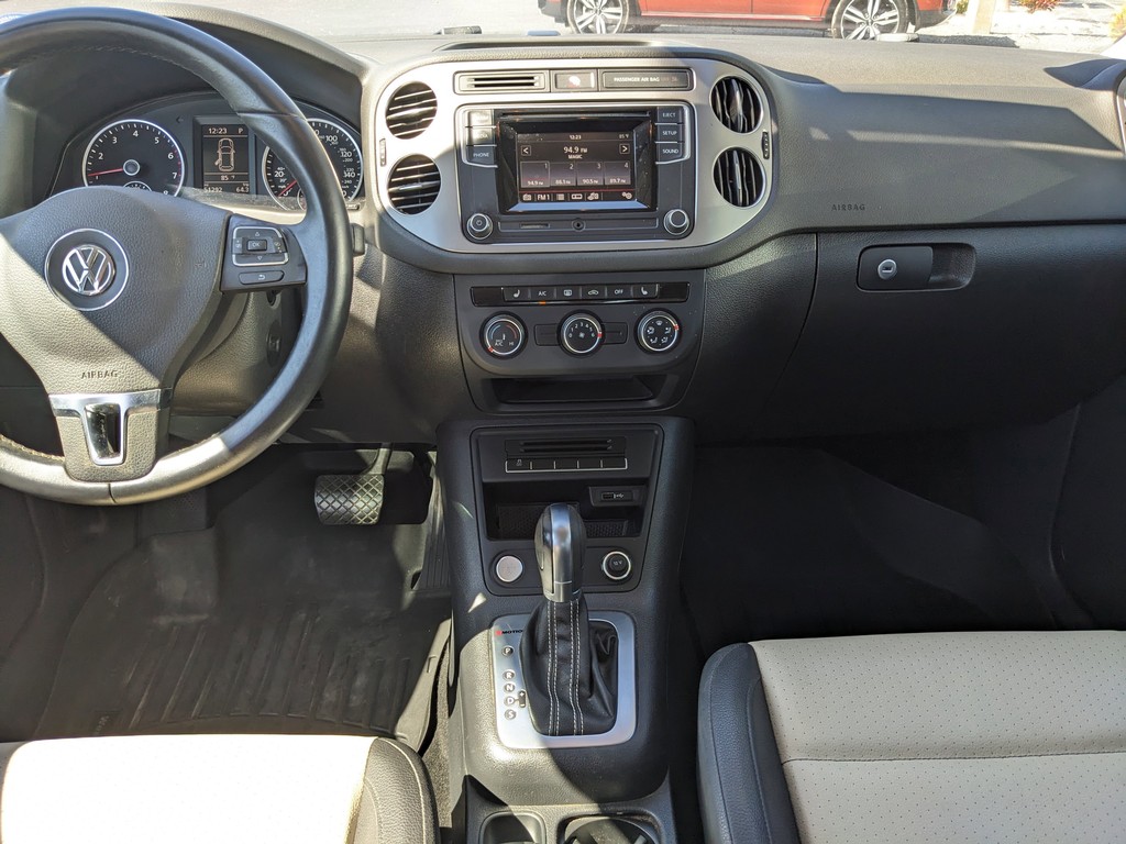 Volkswagen Tiguan Vehicle Full-screen Gallery Image 12