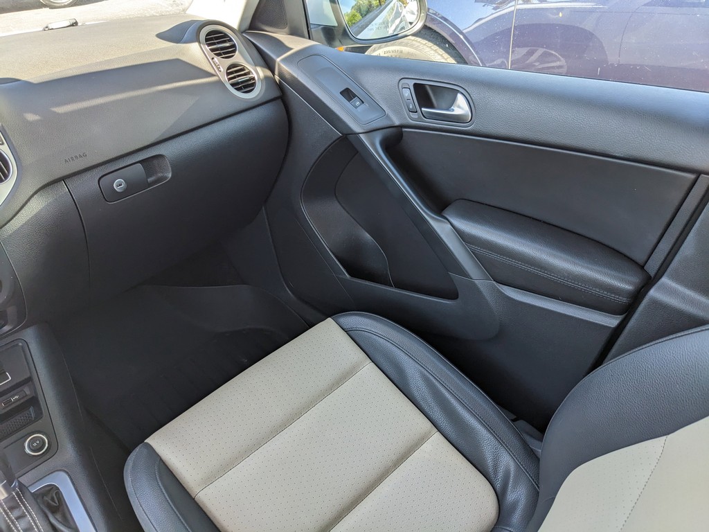 Volkswagen Tiguan Vehicle Full-screen Gallery Image 13