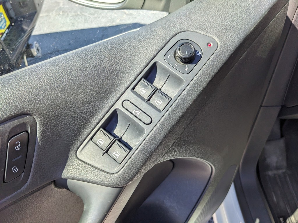 Volkswagen Tiguan Vehicle Full-screen Gallery Image 15