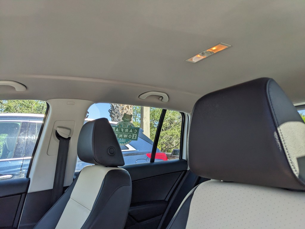 Volkswagen Tiguan Vehicle Full-screen Gallery Image 17