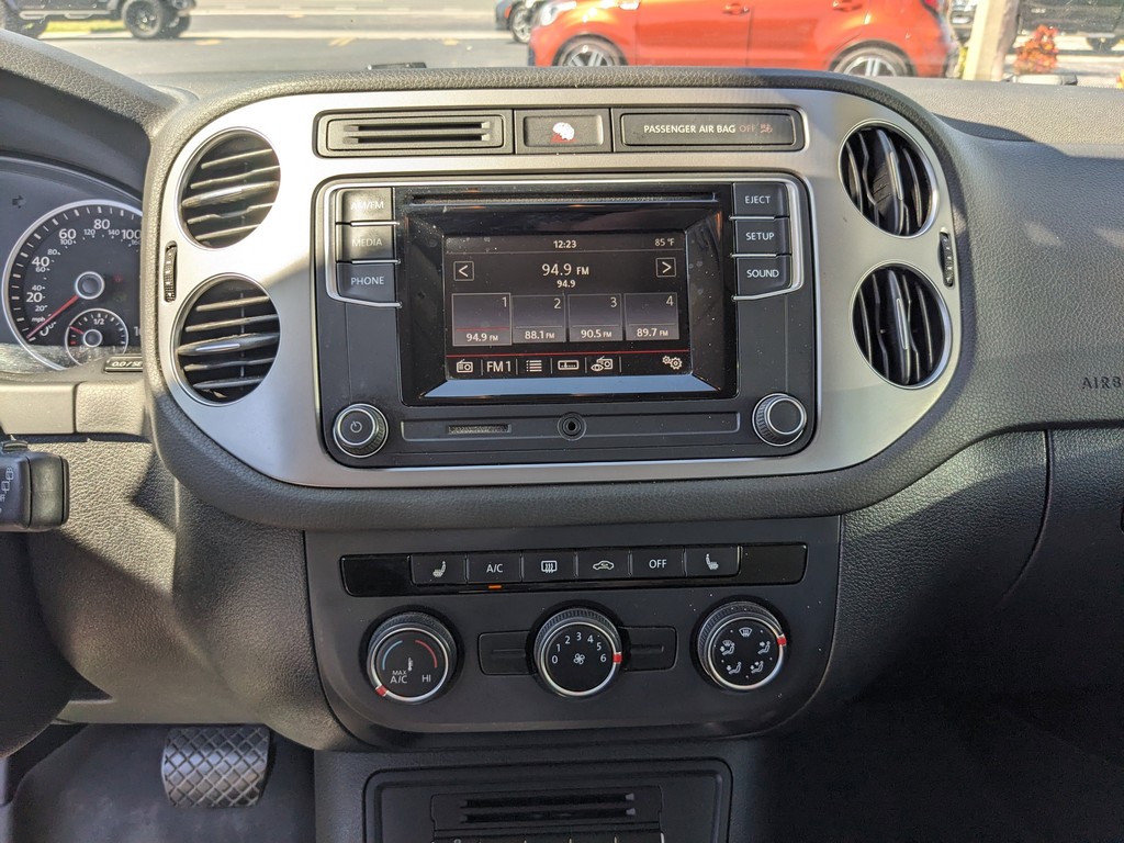 Volkswagen Tiguan Vehicle Full-screen Gallery Image 18