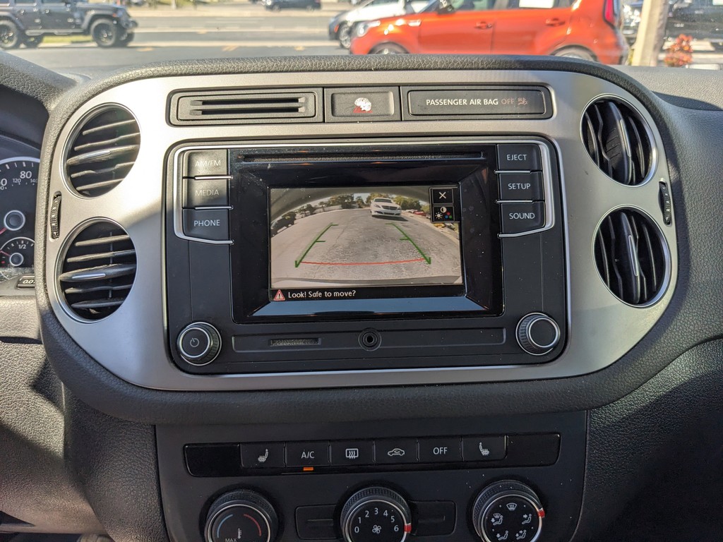 Volkswagen Tiguan Vehicle Full-screen Gallery Image 19