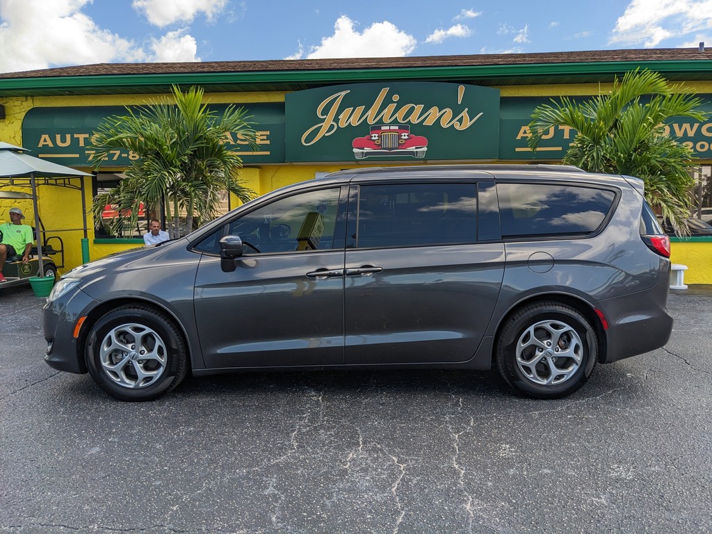2020 Chrysler Pacifica Touring L photo 2