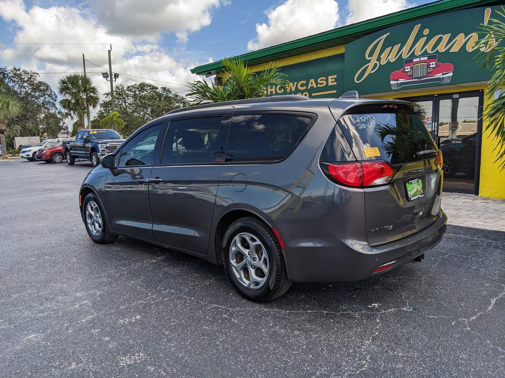 2020 Chrysler Pacifica Touring L photo 3
