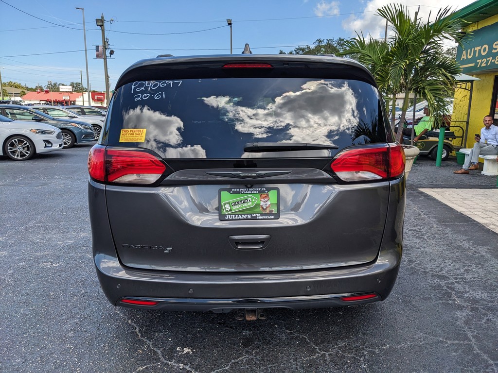 2020 Chrysler Pacifica Touring L photo 4