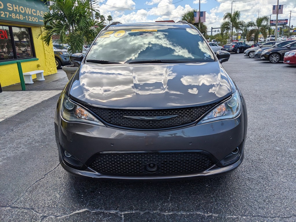 Chrysler Pacifica Vehicle Full-screen Gallery Image 05