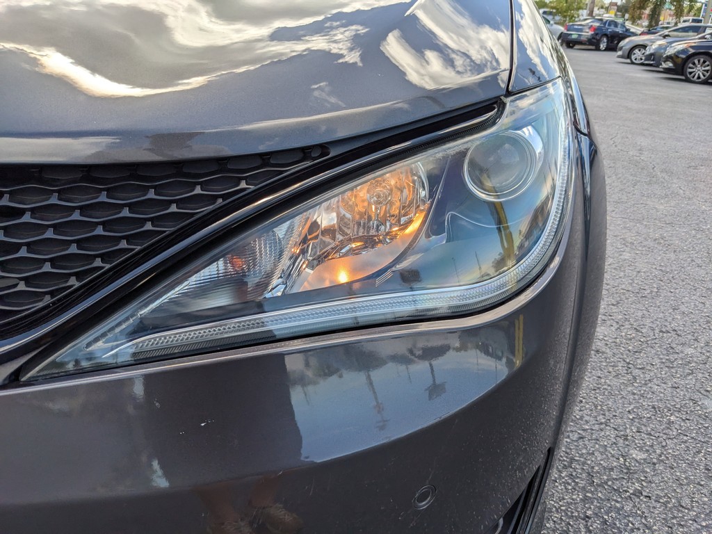 Chrysler Pacifica Vehicle Full-screen Gallery Image 06