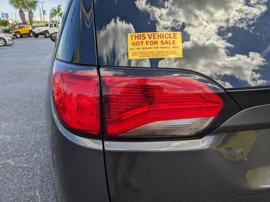 Chrysler Pacifica Vehicle Full-screen Gallery Image 07