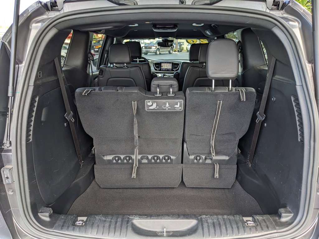 Chrysler Pacifica Vehicle Full-screen Gallery Image 08