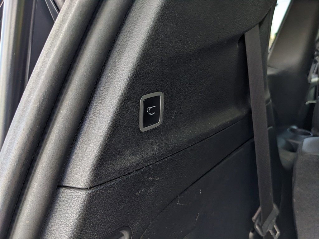 Chrysler Pacifica Vehicle Full-screen Gallery Image 09