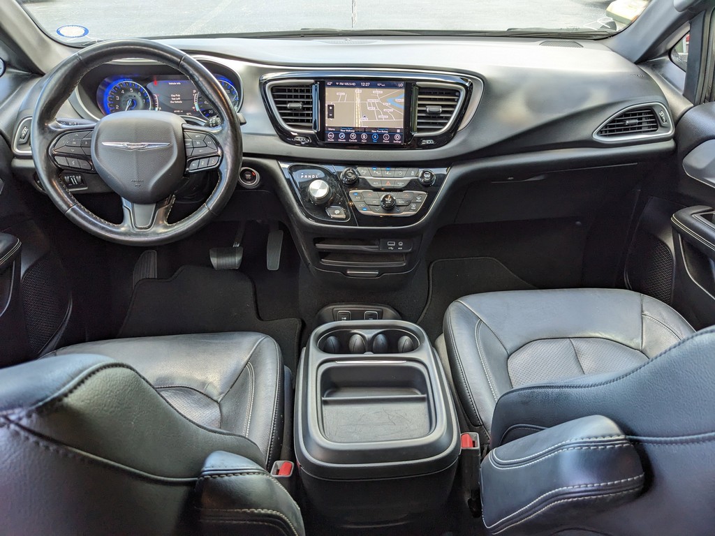 Chrysler Pacifica Vehicle Full-screen Gallery Image 10