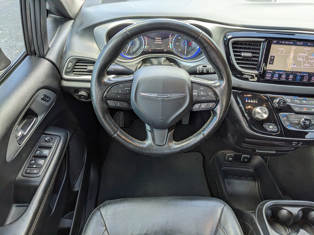 Chrysler Pacifica Vehicle Full-screen Gallery Image 11