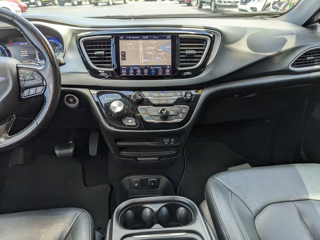 Chrysler Pacifica Vehicle Full-screen Gallery Image 12