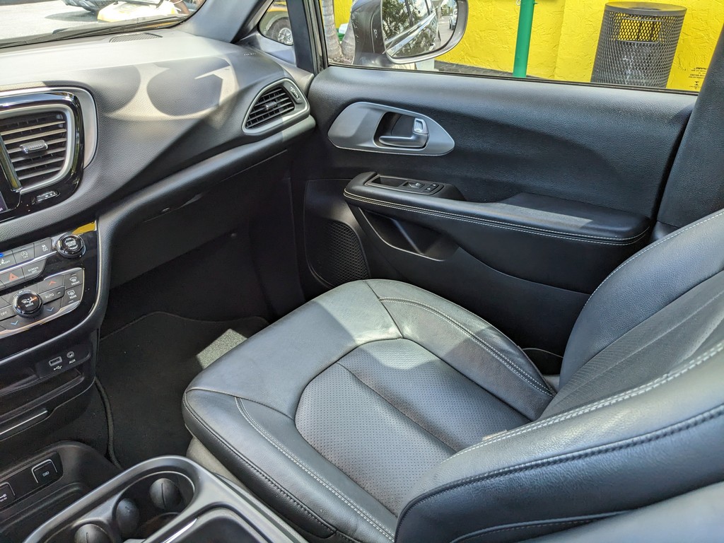 Chrysler Pacifica Vehicle Full-screen Gallery Image 13