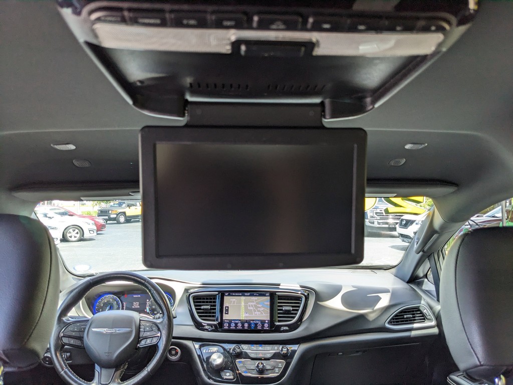 Chrysler Pacifica Vehicle Full-screen Gallery Image 14
