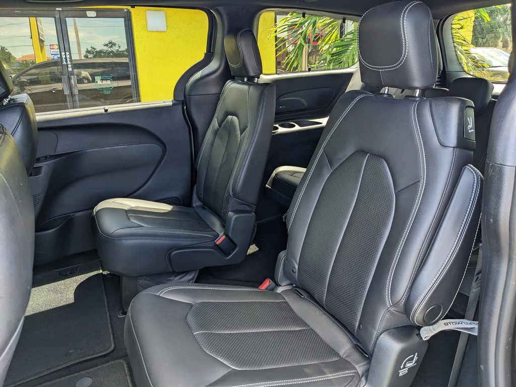 Chrysler Pacifica Vehicle Full-screen Gallery Image 15