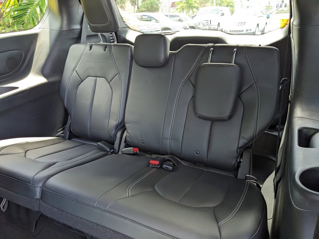 Chrysler Pacifica Vehicle Full-screen Gallery Image 16