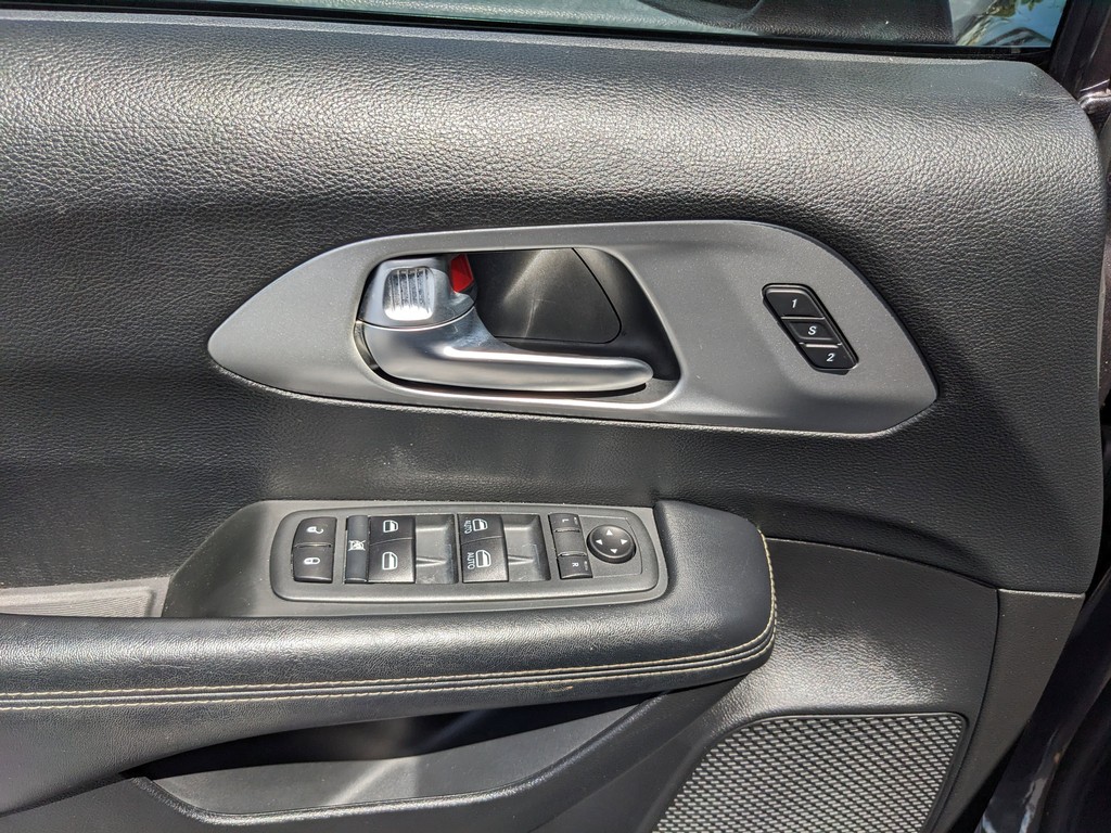 Chrysler Pacifica Vehicle Full-screen Gallery Image 17