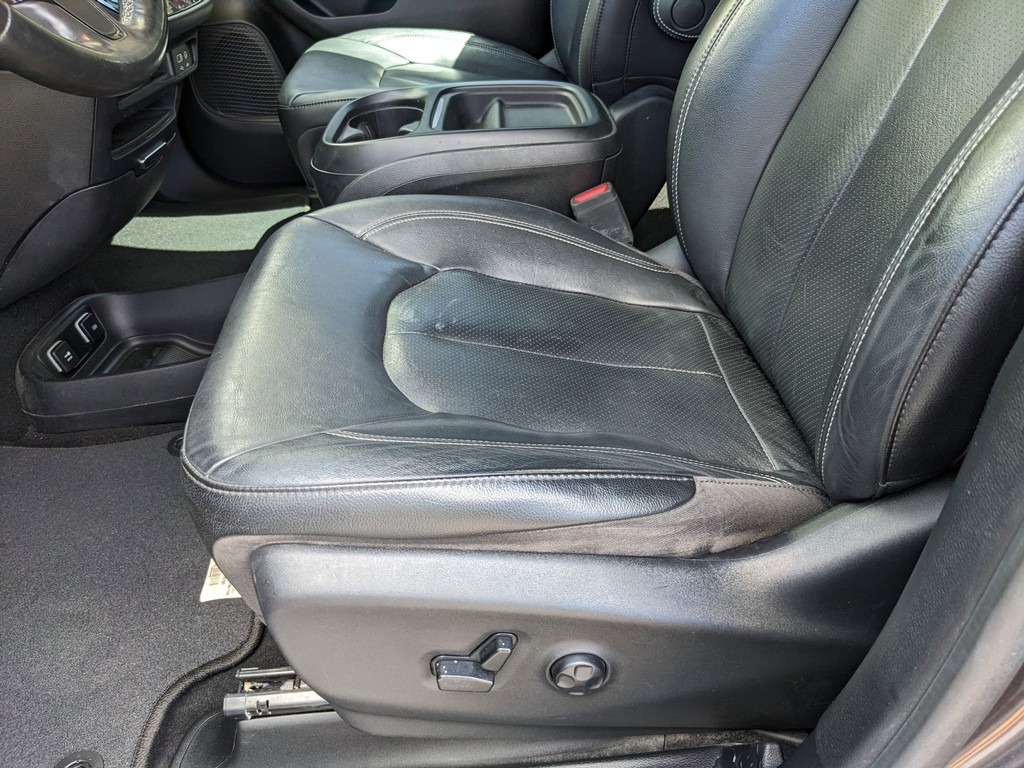 Chrysler Pacifica Vehicle Full-screen Gallery Image 18