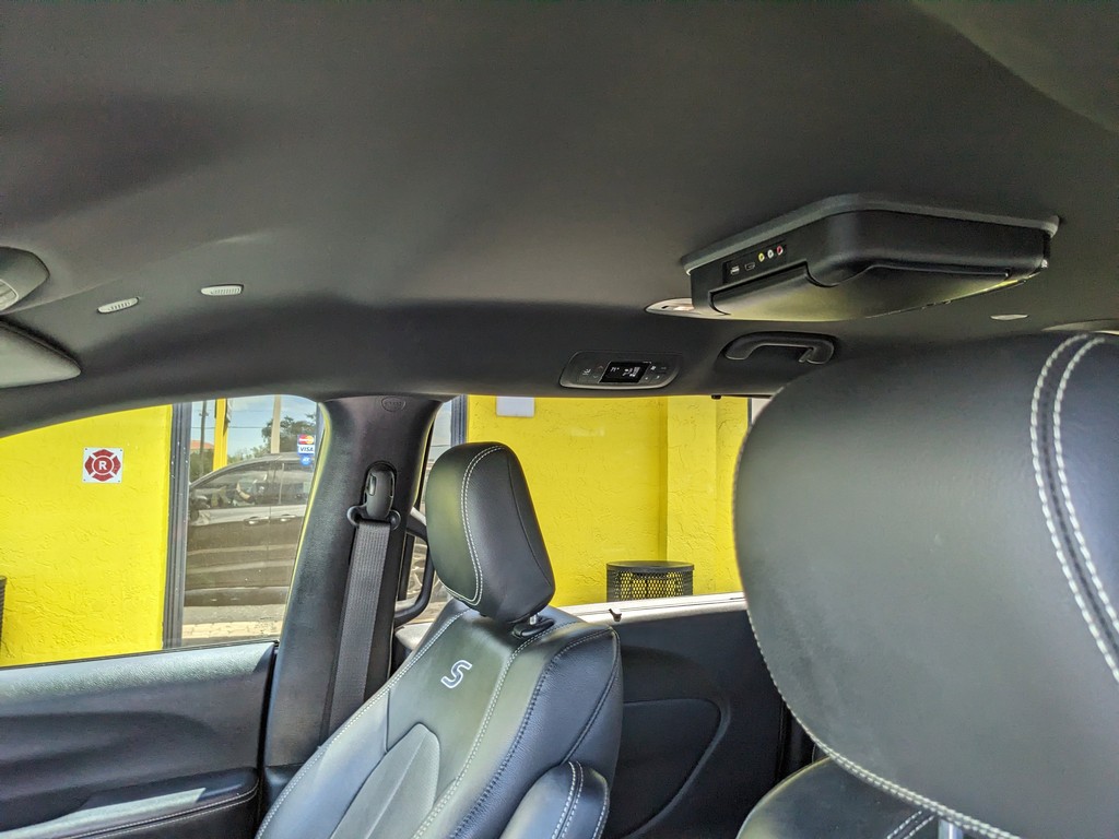 Chrysler Pacifica Vehicle Full-screen Gallery Image 19