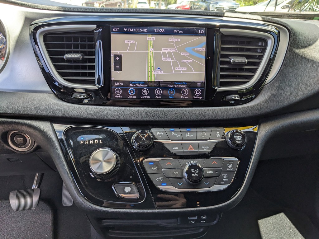 Chrysler Pacifica Vehicle Full-screen Gallery Image 20