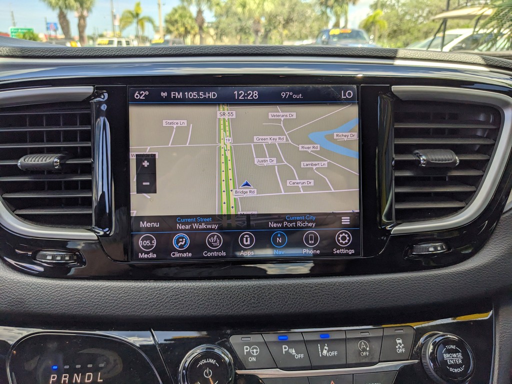 Chrysler Pacifica Vehicle Full-screen Gallery Image 21