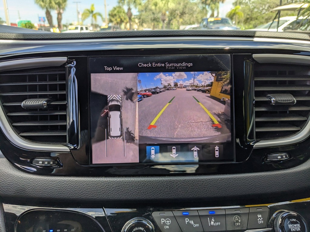 Chrysler Pacifica Vehicle Full-screen Gallery Image 22