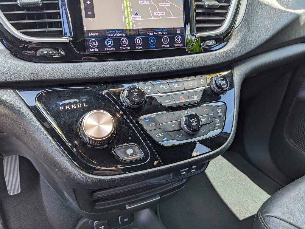 Chrysler Pacifica Vehicle Full-screen Gallery Image 23