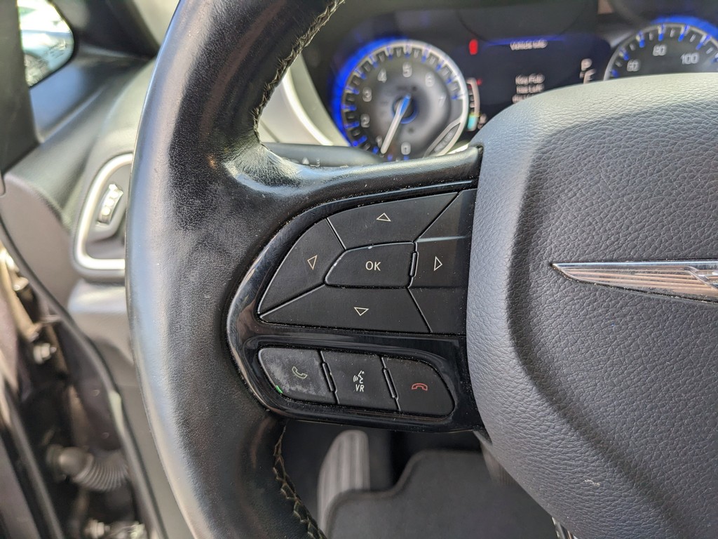 Chrysler Pacifica Vehicle Full-screen Gallery Image 27